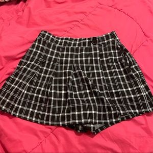 Hollister black and white skirt / shorts - great condition - size large